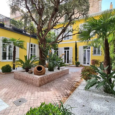Apartment Ref 2071 - Center Exceptional With Private Patio
