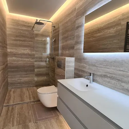 Ref 2071 - Center Exceptional With Private Patio *